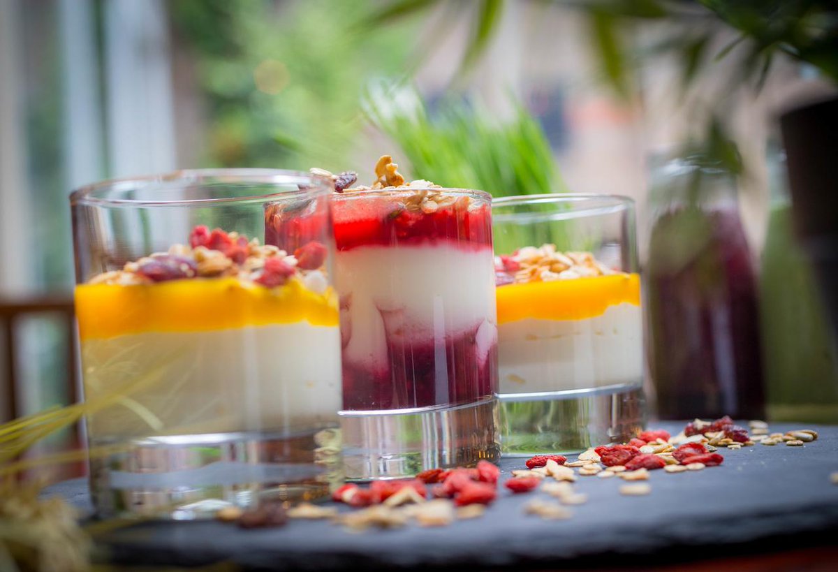 Experience the wonderful array of food and drink options at this year’s Show. Here’s a sneak peek into the eating and drinking guide:

•From premium seafood and champagne at the Champagne and Seafood Restaurant, to the lively food trucks and drinks at The Band Lawn.
•Fancy a