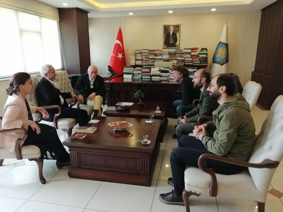 selimtemo's tweet photo. TKP'nin içinde aydın olmayan gericiler bildirisinin imzacı listesine baktım. Kürt, Arap, Arnavut vd olup Türklüğe terfi etmiş birkaç plaza eskisi gazeteci, TKP'nin resmî Kürdoloğu, bir iki devrimci eskisi, görünce şaşırdığım bir iki (yine) gazeteci dışında tanıdık kimse yok. Orhan Aydın'a da şaşırdım. Maraş-Hatay depreminde kızını hepimizin gözleri önünde kaybetti, rejim ona büyük zulüm yaptı. Düşüncelerimizde farklılıklar var, ama onun gibi kıymetli, boyun eğmeyen birine söz söyletmem! 

Ben burada eleştiriyi "yaygın" bir "örnek" üzerinden "biz"e yönelteceğim:

20 Nisan 2019'da Orhan Aydın, müzisyen Hakan Yükselir ile Amed'e gelmişti. Aydın ve Yükselir Kürt tiyatrosunun önemli isimleri olan Kenan Demir ve Barış Işık ile birlikte Amed Büyükşehir Belediye Eşbaşkanları Hülya Alökmen Uyanık ve Adnan Selçuk Mızraklı'yı ziyaret ettiler. Bu görüşme, belediyenin resmi Twitter adresinden fotoğraflarla duyuruldu -o fotoğraflardan birini sizin için buldum! Twitte aşağı yukarı şöyle yazılmıştı:

"Sanatçılar Orhan Aydın ve Hakan Yükselir belediyemizi ziyaret ettiler." 

Hem görüşmede hem de fotoğraflarda "var" olan Demir ve Işık takdim ve "haber"de "yok"lardı. Onlar sanatçı sayılmamışlardı! İkisi de kayyımlar döneminde Kürtçe tiyatroda ısrar etmiş, eden, mal mülklerini, hayatlarını Kürt tiyatrosuna adamış/adayan insanlar. Ama nasıl efendi "biz"i yok sayıyorsa "kültür alanı"nın pek kıymetli ve dokunulmaz şef ve sorumluları da 30 yıldır Kürtçe sanat yapan insanları yok saymaya, görmemeye, başkalarına bayılmaya devam ediyorlar/dı!

Sömürge toplumuna mensup insanlar gibi sömürgeci topluma mensup insanlar arasında da görüş ve yaklaşım farkları olabilir. Sömürgeci rejimin sömürge statüsüne yönelik eskiyle kıyaslandığında az ya da çok olumlu bir girişimi olduğunda buna ulusalcı solcuların karşı çıkması olağan bile karşılanabilir. Bunlarla fikir tartışması da olmaz. Bu ulusalcı deneklerle küçük bir deney yapalım mesela: 

Soru 1: "Tam bağımsız Türkiye" sloganı nasıl bir slogandır? 
Toplu cevap: "Devrimci bir syogandır öytmenim!"

Soru 2: "Tam bağımsız Kürdistan" sloganı nasıl bir slogandır?
Cümbür cemaat: "Milliyetçi, böyücü, empelyalizm usağı biy syogandır öytmenim!"

Şekilde de görüldüğü gibi bunlar, büyük Kürt düşünürü Şerafet Duman'ın deyimiyle, "qatiyan eyitilmezdir." Peki ya "biz"imkiler? 

Eleştiriyi karşıya yöneltmek, kendine, içine bakmanın önünü alıyor. Hele önce kendi saçma, bağımlı, ezik yaklaşımınızla yüzleşin, gerisi, gericisi kolay!

PS. Fotoğrafı "okuma"k ise günler sürer!