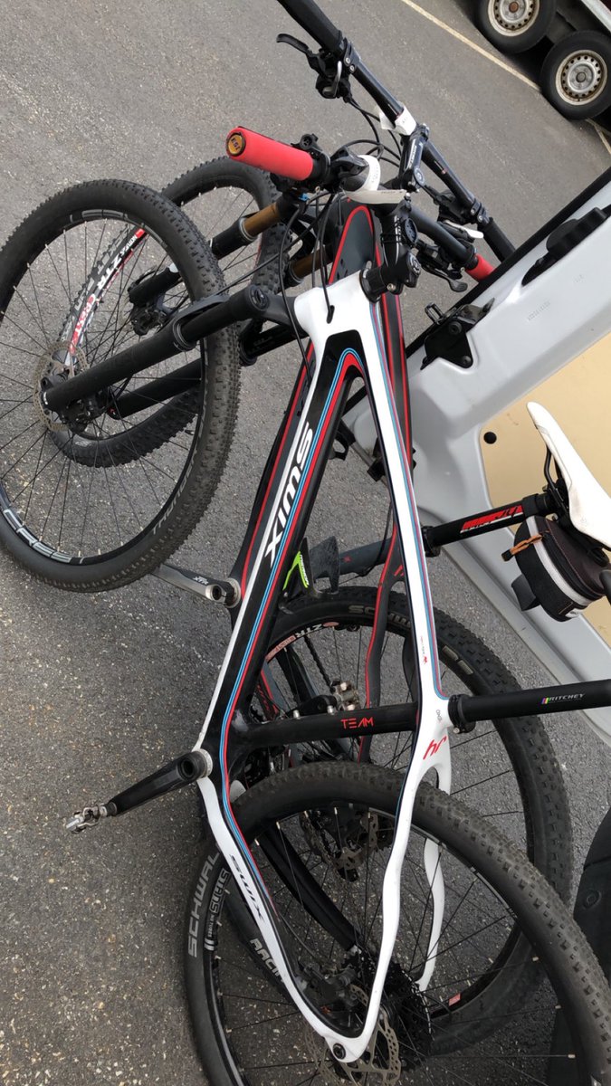 thomasroste's tweet image. 6 år siden jeg møtte en oppgitt @AageSki på kaia i Kiel. Fikk ikke med seg syklene når de stod på taket. Jeg hadde varebil og tok de med. I dag, på samme kai, båten var full. Men en kollega hadde plass på hengeren sin. Deilig når ting blir i orden 🤩 #kiel #ColorLine #hemmat