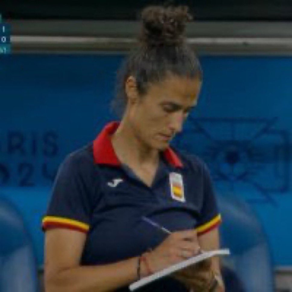 tomascasascm's tweet photo. Una mediocre/Una campeona https://t.co/pLVf2B3Tdm