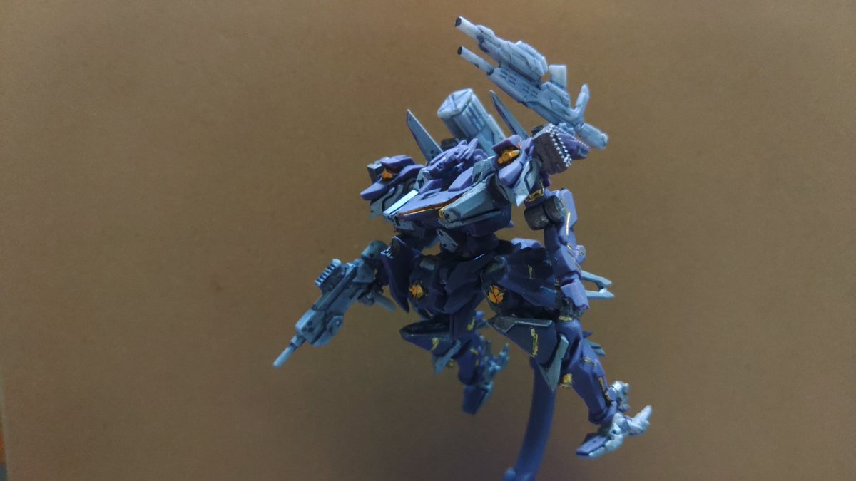 Take7Way1's tweet photo. カプセルマシナリー　スレープニールを、ガンダムマーカーで塗って、艶消しでコートしてみました✋

シルバーの武器１セットを３機に配分しております✋

細部はアラがめだちますので、薄目で見てくれたら助かります😅

#カプセルマシナリー
#スレープニール https://t.co/xJymhmy1kE