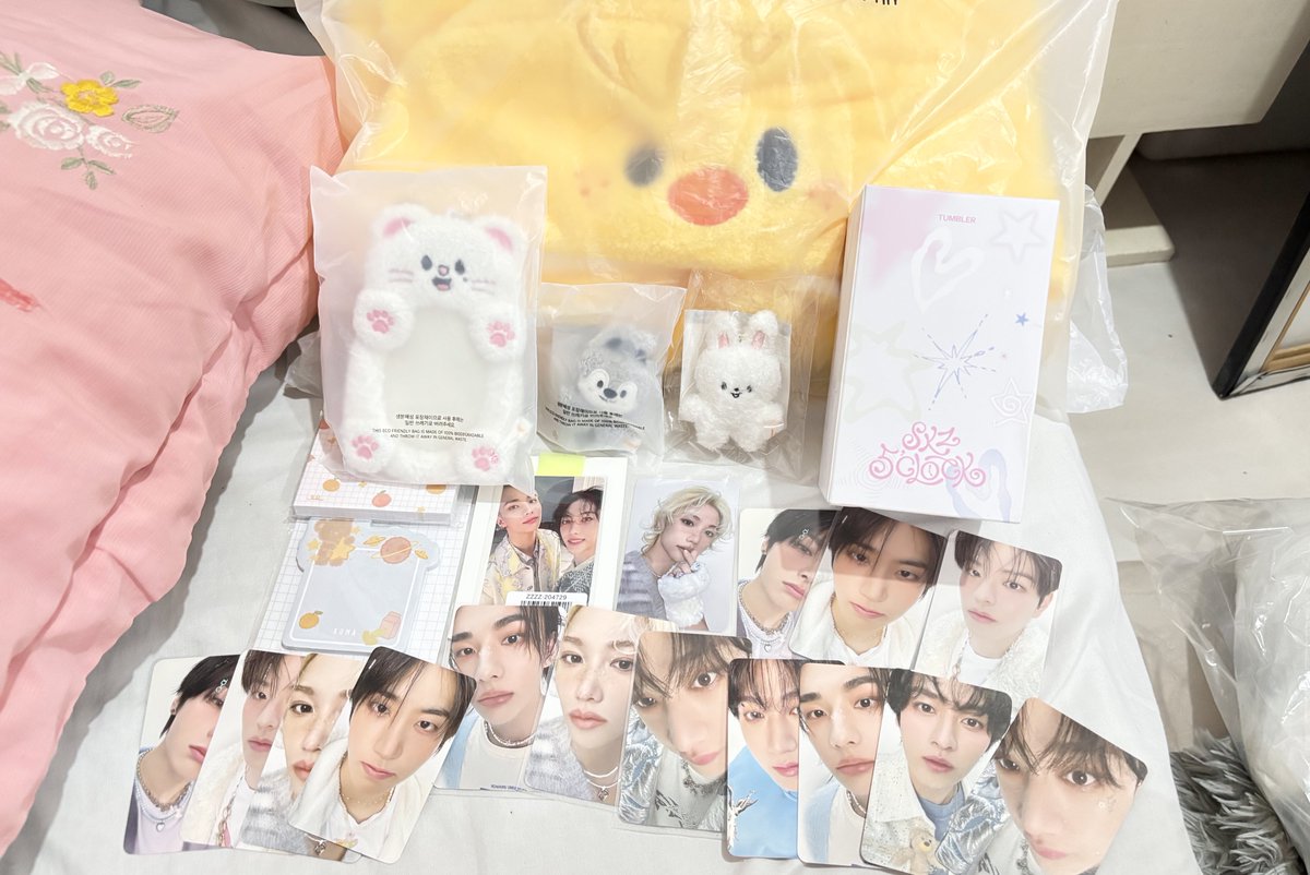 leviophile's tweet photo. #leviophilemails π
β Finally! my skz 5βclock, uhseuy dolls, and hyunlix unit pc haul are here!! π πΈ Thank you so much @seonskz for securely packing these items!
#KamsaHallyuMerch https://t.co/poCRoC383N