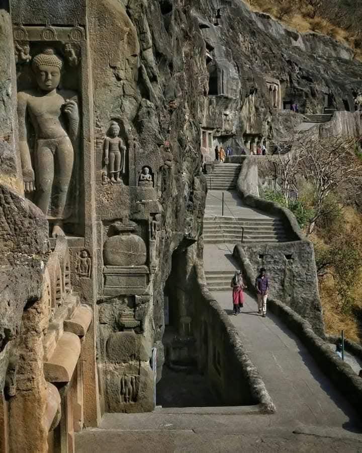 ये महाराष्ट्र में अजंता की गुफाएं है जो बौद्ध कॉल की हैं!