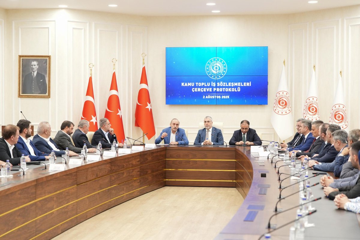 devletsert's tweet photo. 600 bini aşkın kamu emekçimizi doğrudan ilgilendiren ve 27 Şubat tarihinde ilk teklifimizi sunarak başlattığımız Kamu Çerçeve Protokolü görüşmeleri, kararlılıkla ve yoğun bir müzakere süreciyle yürütülmüş; nihayetinde çalışanlarımızın haklarını gözeten, adil, dengeli ve eşitlikçi bir mutabakatla sonuçlandırılmıştır.

Zaman zaman tıkanma noktasına gelen, beklentilerimizi karşılamaktan uzak tekliflerle karşılaştığımız bu zorlu süreçte; HAK-İŞ ve Öz Sağlık-İş olarak emeğin hakkını savunma kararlılığımızdan hiçbir zaman geri adım atmadık. Masayı hiçbir zaman terk etmeyerek her zaman sosyal diyaloga önem verdik. Israrlı takip, müzakere ve örgütlü mücadelemiz sayesinde, kamu emekçileri adına süreci titizlikle yürüterek yeni dönem Kamu Çerçeve Protokolü'nü imza altına almış bulunuyoruz.

2025-2026 yıllarını kapsayan Kamu Kesimi Toplu İş Sözleşmesinin emeğiyle ülkemize değer katan tüm kamu emekçilerimize hayırlı ve uğurlu olmasını temenni ediyorum.

⬇
https://t.co/x8Wzy1CDoY