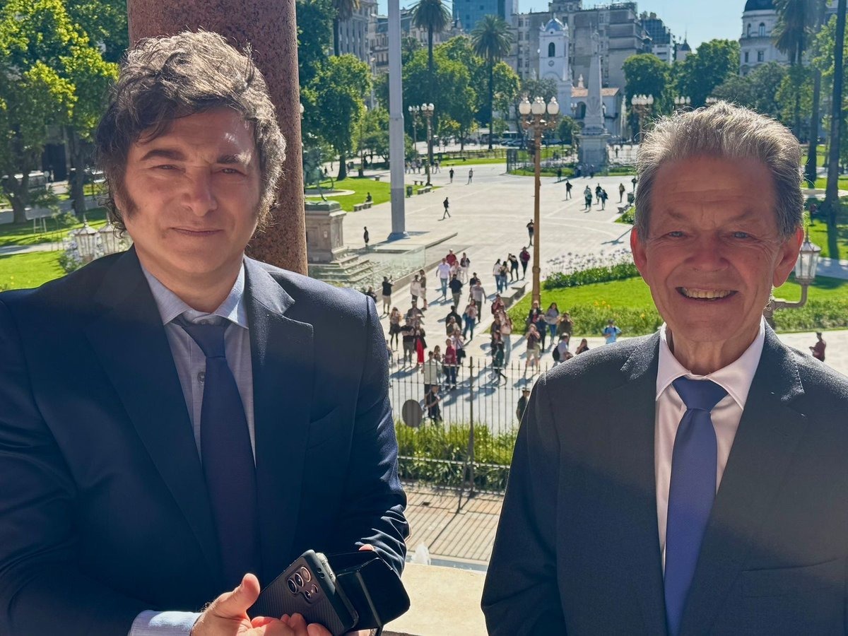 Milei valide une fois de plus la courbe de son copain Laffer (à droite sur la photo) !

En Argentine, en juillet, la collecte des impôts a enregistré une hausse de 4,8 % en termes réels sur un an.
La courbe de Laffer est à nouveau vérifiée.

 Une réduction des impôts peut