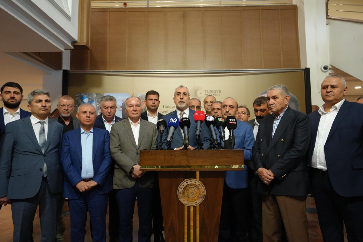 ozsagliksen's tweet photo. KAMU ÇERÇEVE PROTOKOLÜNDE ANLAŞMA SAĞLANDI 

Kamuda istihdam edilen 600 bini aşkın emekçinin heyecanla beklediği 2025 Yılı Kamu Çerçeve Protokolü'nde HAK-İŞ Konfederasyonumuzun mücadelesi sonucunda anlaşma sağlandı.

⬇
https://t.co/sbUkNJ8yki https://t.co/Bi294kmWMe