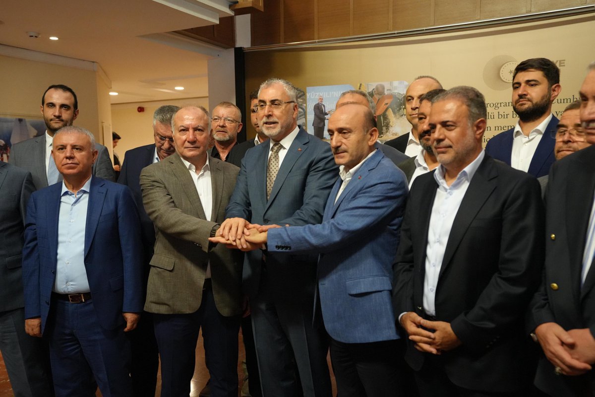 ozsagliksen's tweet photo. KAMU ÇERÇEVE PROTOKOLÜNDE ANLAŞMA SAĞLANDI 

Kamuda istihdam edilen 600 bini aşkın emekçinin heyecanla beklediği 2025 Yılı Kamu Çerçeve Protokolü'nde HAK-İŞ Konfederasyonumuzun mücadelesi sonucunda anlaşma sağlandı.

⬇
https://t.co/sbUkNJ8yki https://t.co/Bi294kmWMe