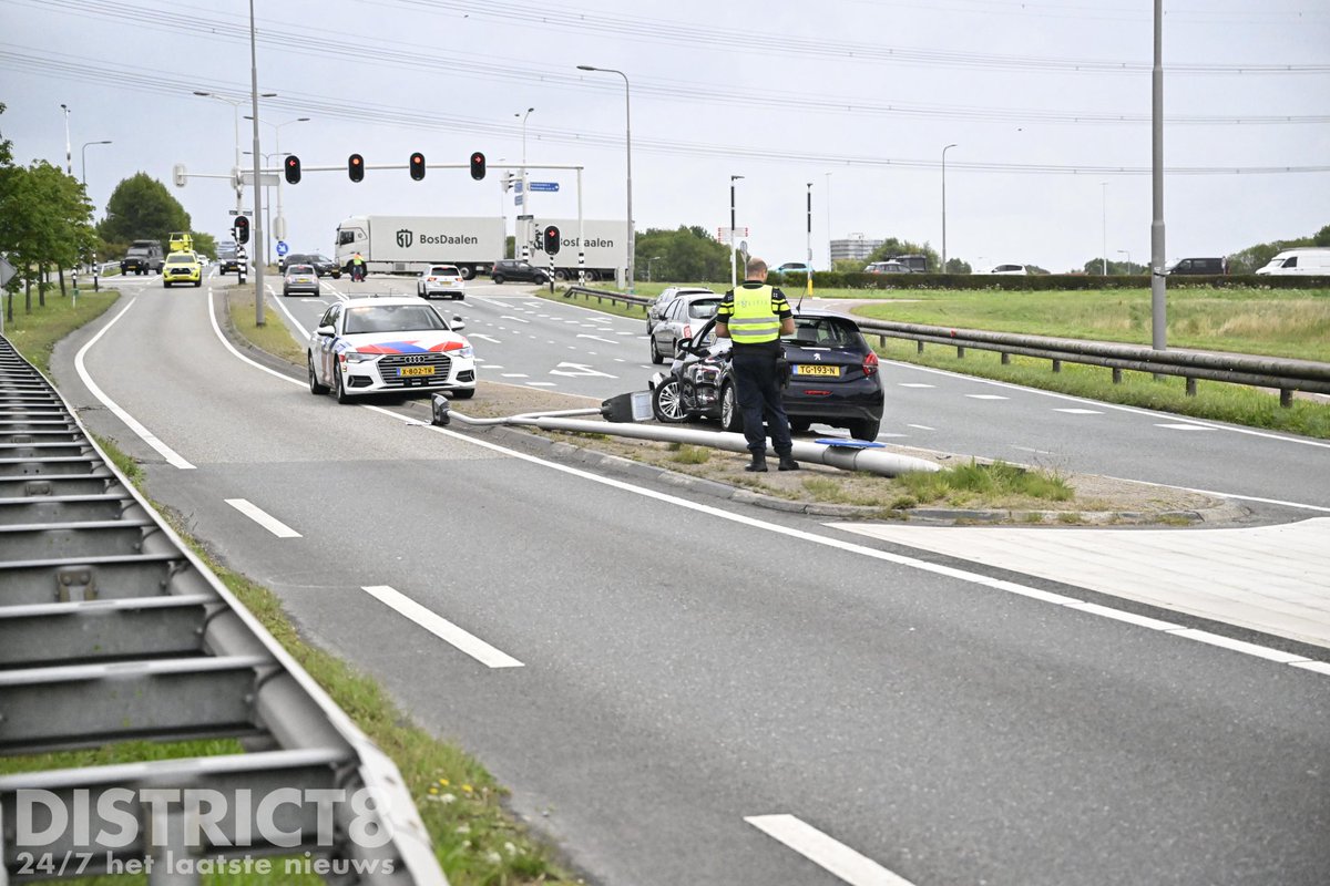 RedactieD8's tweet photo. Op de #Woudseweg #N223 in #DenHoorn is vanmiddag een automobilist tegen een lantaarnpaal gereden. Één persoon is nagekeken door het ambulancepersoneel, maar vervoer naar het ziekenhuis bleek niet noodzakelijk. Een bergingsbedrijf heeft de auto geborgen. https://t.co/5leNELq0M8