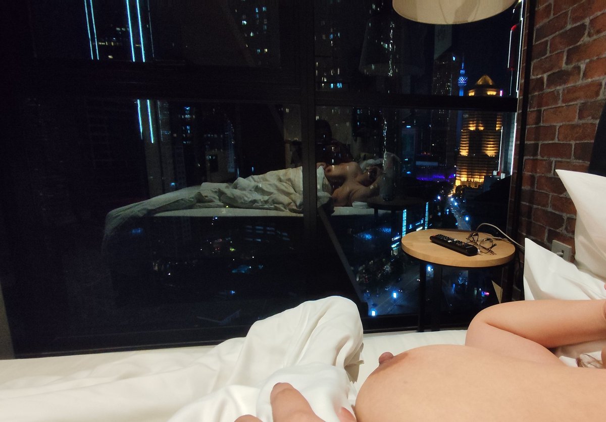 今天的楼层拍不到双峰塔
可是有一对人肉双峰塔😍
我的小妖怪公主👸🏻说今晚KL有单男要约的嘛？
再来点微醺后再来个交流运动😜
#BBW
#外貌协会请绕道
#记得附上简单的个人资料