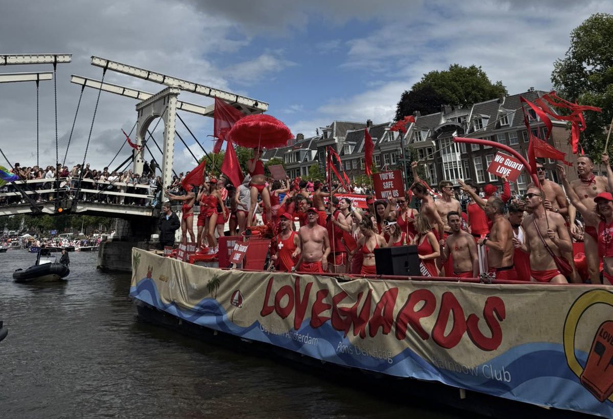 Ben op tv naar de #Pride / Canal Parade in #Amsterdam aan het kijken maar als ik dat vergelijk met carnavalsoptochten vraag ik me af of je dit wel kan verzekeren…