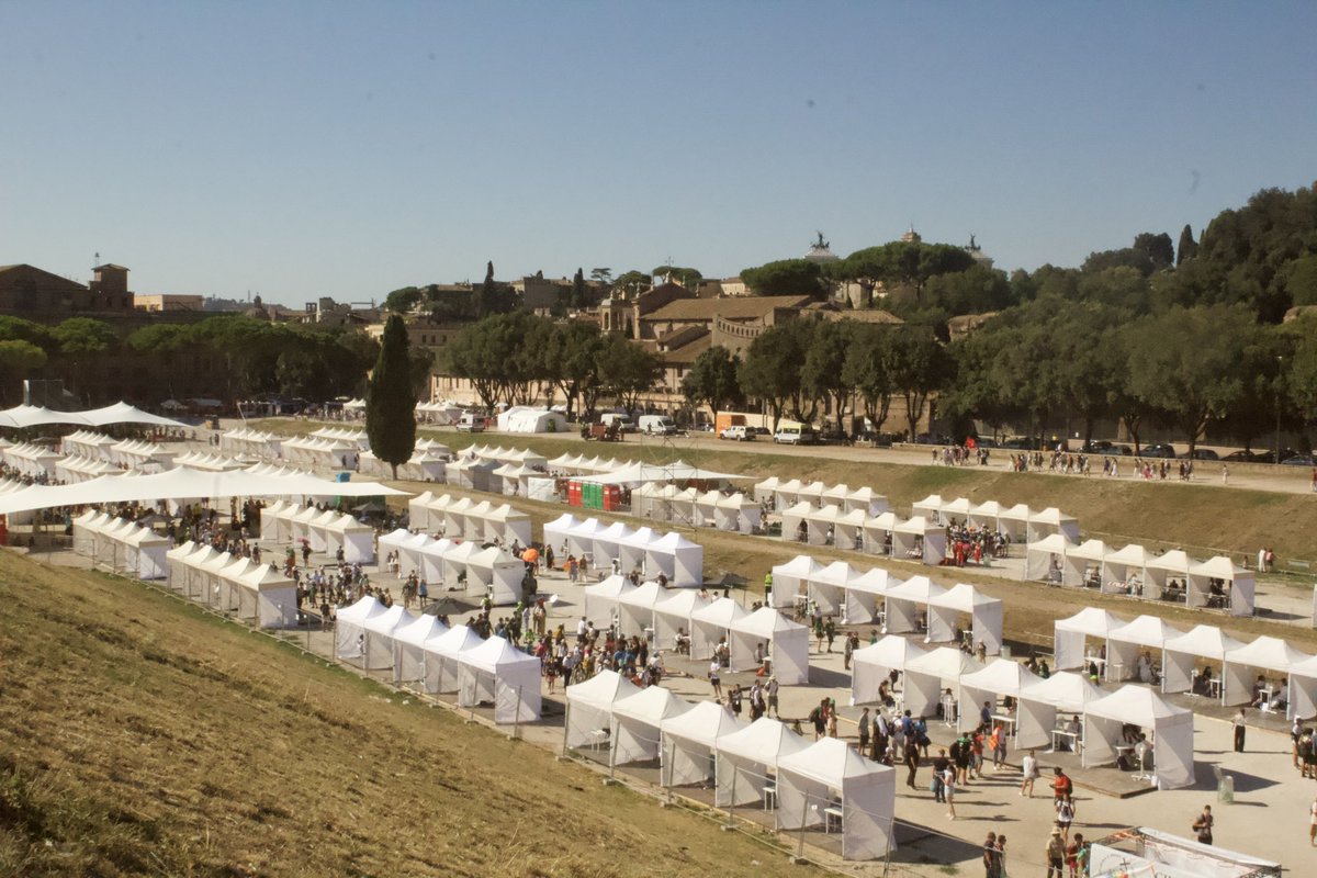 romytweeting's tweet photo. The Vatican set up 200 tents in a Roman arena where Christians were once persecuted

Thousands of young people from all over the 🌎lined up for hours.
Not for a concert
Not for a protest

But for confession.
For forgiveness
For mercy
For freedom

This is the beauty of Catholicism https://t.co/oWIgo2IiHm