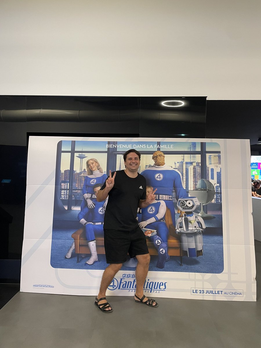 Bienvenue dans la famille avec Les 4 Fantastiques, premiers pas. 

<a href="/MarvelFR/">Marvel FR</a>