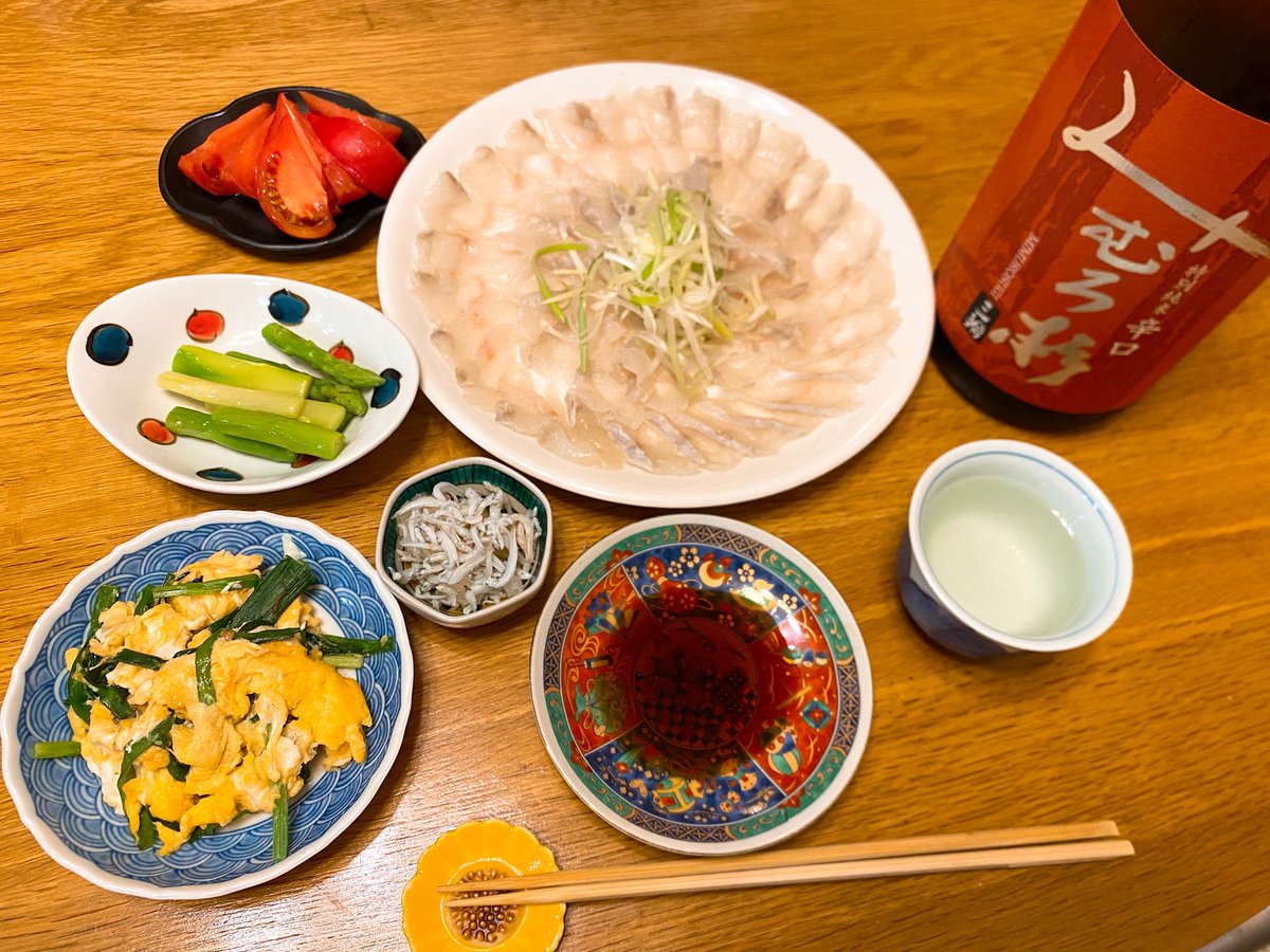 mentaimusume's tweet image. お久しぶりでーす！

仕事で疲れてるなか頑張って虎ふぐ引いたけど、緑のネギは冷蔵庫に無いし、白いお皿に白い魚という相変わらずのズッコケ😂💕

でも味はバッチリ間違い無し🐡✨
あとは朝ごはんの残り物たち