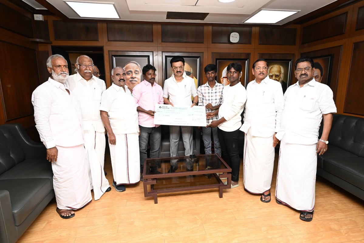 P.K. Sekar Babu (@pksekarbabu) on Twitter photo மதுரையில் நடைபெற்ற கழகப் பொதுக்குழுவில் அறிவித்தபடி, மாண்புமிகு தமிழ்நாடு முதலமைச்சர் கழகத் தலைவர் திரு. <a href="/mkstalin/">M.K.Stalin</a> அவர்கள் சாலை விபத்தில் மரணமடைந்த திண்டிவனம், இறையனூர் திருமதி சரிதா குடும்பத்திற்கு தி.மு.க. சார்பில் ரூபாய் 10 இலட்சம் குடும்ப நிவாரண நிதியாக வழங்கினார். மதுரையில் நடைபெற்ற கழகப் பொதுக்குழுவில் அறிவித்தபடி, மாண்புமிகு தமிழ்நாடு முதலமைச்சர் கழகத் தலைவர் திரு. <a href="/mkstalin/">M.K.Stalin</a> அவர்கள் சாலை விபத்தில் மரணமடைந்த திண்டிவனம், இறையனூர் திருமதி சரிதா குடும்பத்திற்கு தி.மு.க. சார்பில் ரூபாய் 10 இலட்சம் குடும்ப நிவாரண நிதியாக வழங்கினார்.