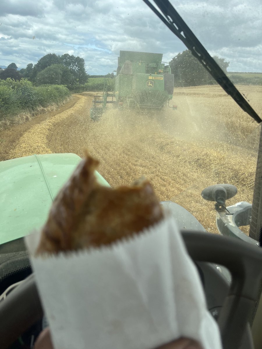 Nothing better, harvest and a pasty 👍👍 bleddy ‘ansum
