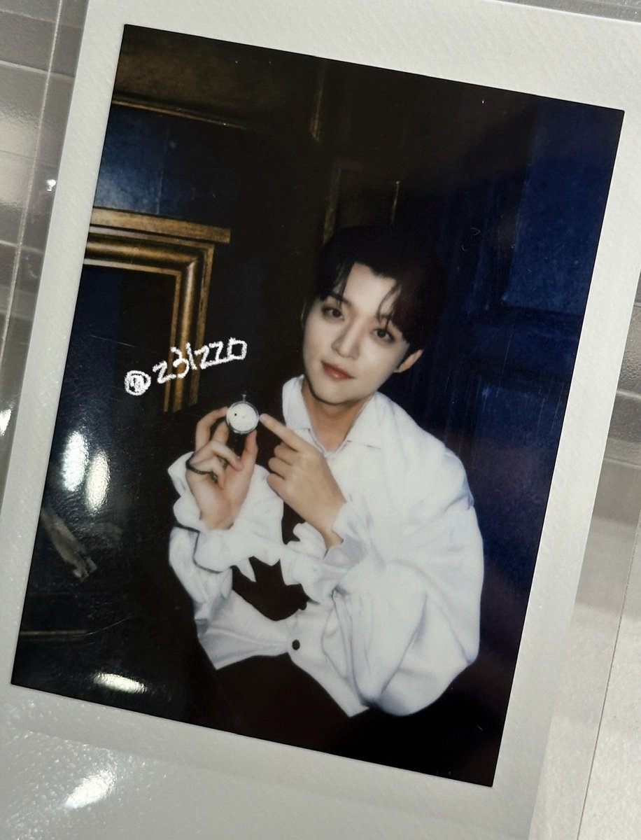 카이만 방에서 카이만 코트를 걸치고 카이만 시계까지…
곧 해가 지겠네요 째스 ver ꒰ˆ꜆⸝⸝⸝⸝꜀ˆ꒱
일몰알리미 째스 기특해요 ~~ ᡣ𐭩
얼굴도 너무 예뻐서 폴꾸할 이유가 업듀아,,,

#호흡을_멈추고_뽑아요