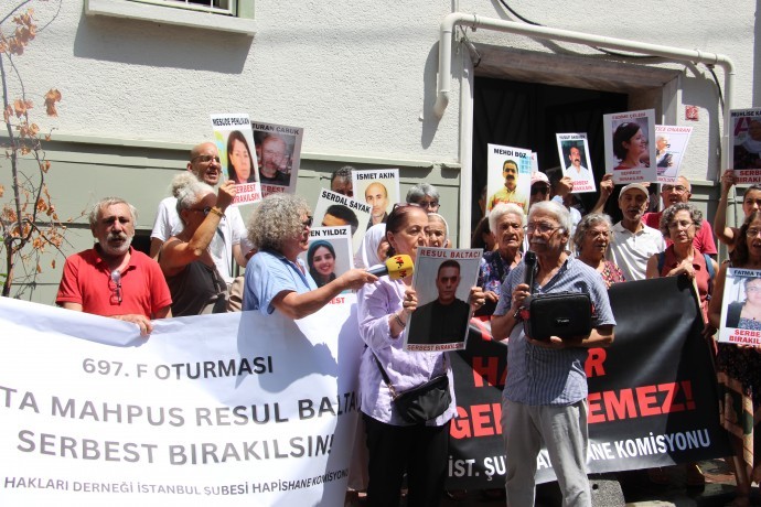 Hasta tutsaklar Resul Baltacı ve Yıldırım Demir’in serbest bırakılması için İstanbul ve Ankara’da İnsan Hakları Derneği (İHD), 697. hafta F Oturması gerçekleştirdi. İHD, sağlık durumları ağırlaşan bu tutsakların tahliyesinin engellendiğini ve tedaviye erişim engellenerek yaşam