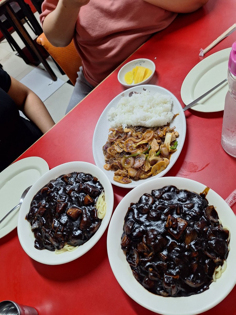 rayjideguia's tweet photo. chismis night w @minadeocareza and @SigridMaybe https://t.co/Vnq33uLx8t