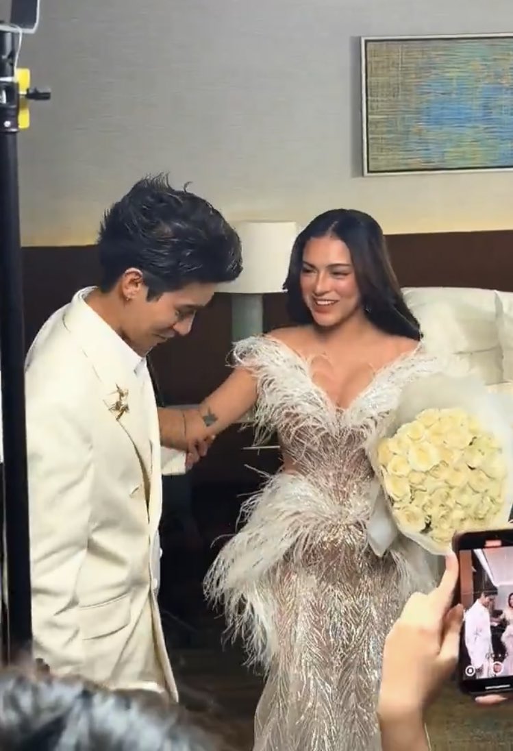 nikkxxi's tweet image. para silang na-starstruck sa isa’t-isa. 

si mika di maalis tingin may brent.
si brent panay ngiti at nahihiya. 
pareho silang kinikilig, sinasabi ko sa inyo!!!

MIKBRENT GMAGICAL DATE
#GMAGala2025