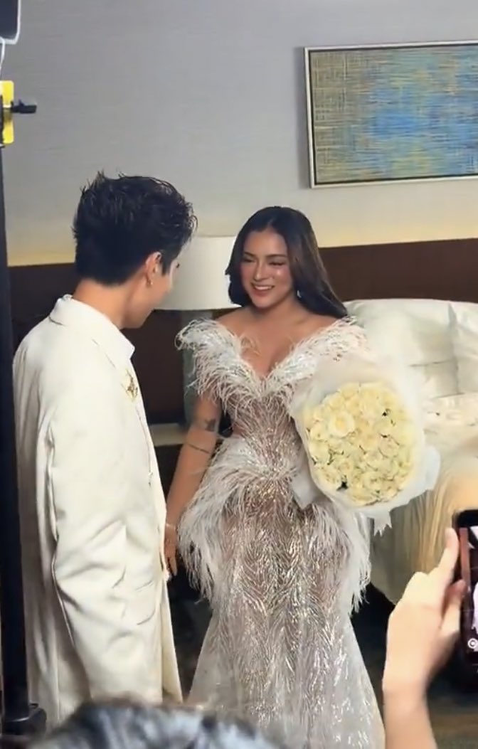 nikkxxi's tweet image. para silang na-starstruck sa isa’t-isa. 

si mika di maalis tingin may brent.
si brent panay ngiti at nahihiya. 
pareho silang kinikilig, sinasabi ko sa inyo!!!

MIKBRENT GMAGICAL DATE
#GMAGala2025