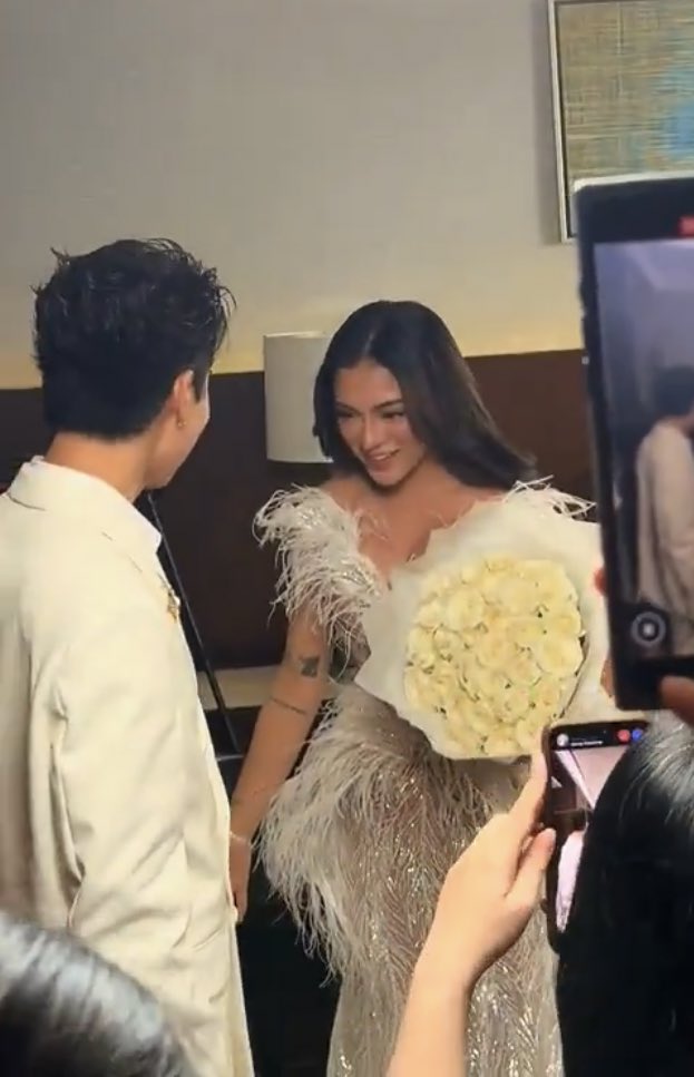 nikkxxi's tweet image. para silang na-starstruck sa isa’t-isa. 

si mika di maalis tingin may brent.
si brent panay ngiti at nahihiya. 
pareho silang kinikilig, sinasabi ko sa inyo!!!

MIKBRENT GMAGICAL DATE
#GMAGala2025