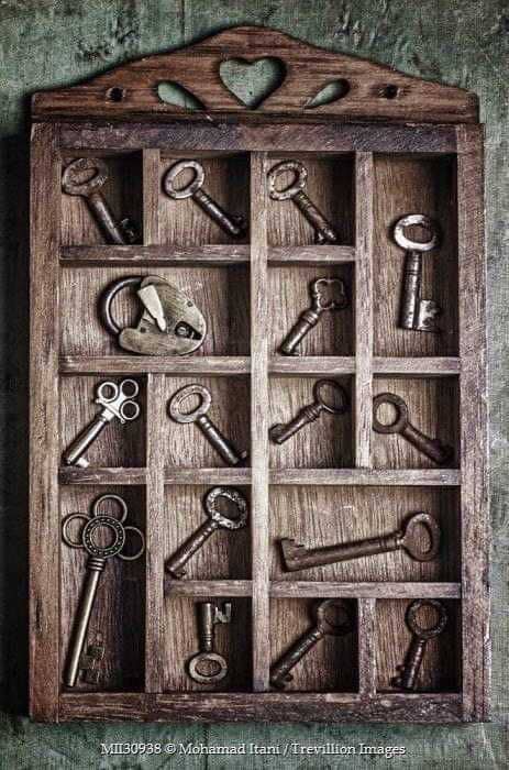 *قالوا :*
*لن تدخل قلوب الناس إلا بمفاتيحها ، ولكل قلب مفتاح 🔑*
*فـ هناك مفتاح التبسٌّم ، ومفتاح اللين ، ومفتاح التواضع ، ومفتاح الصدق أكثر امنها✍🏻🔐*