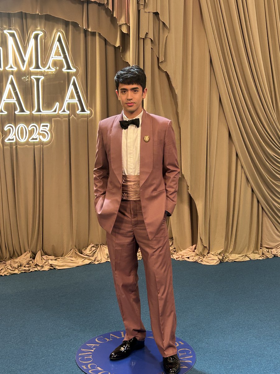LOOK: “Pambansang Ginoo” David Licauco embodies modern Filipino royalty as he walks the #GMAGala2025 blue carpet.