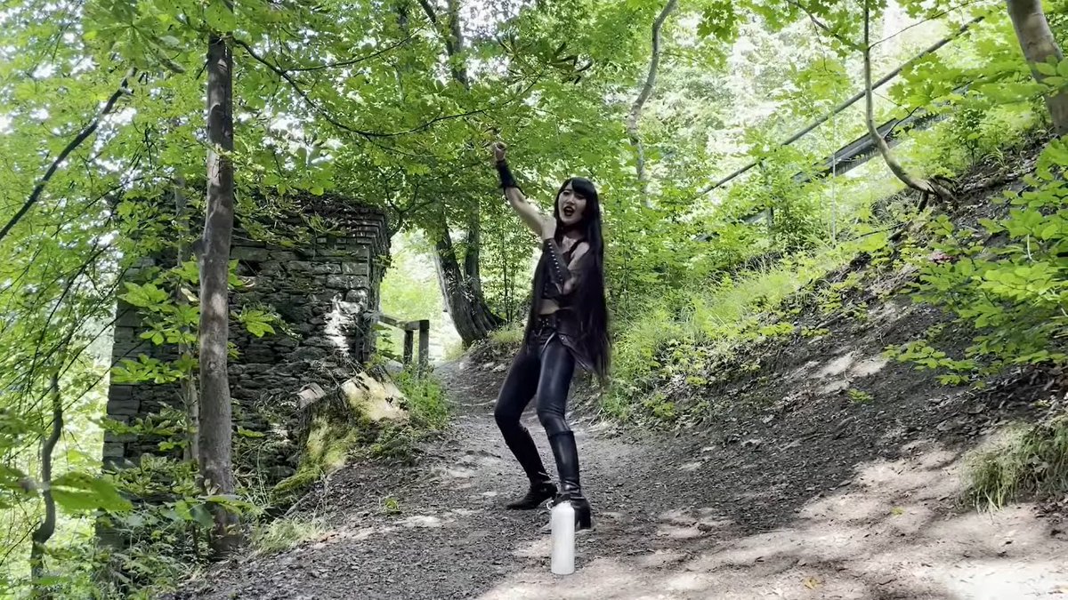 The <a href="/Isiliel_jp/">Isiliel</a> livestream of today was absolutely amazing. So great to see the new songs in this setting too. <a href="/himari_tsuki/">Himari Tsukishiro 月城ひまり</a> really sang her heart out and the surroundings were really dangerous at some points. Hima you're amazing, brave and so so strong. Thank you for everything!