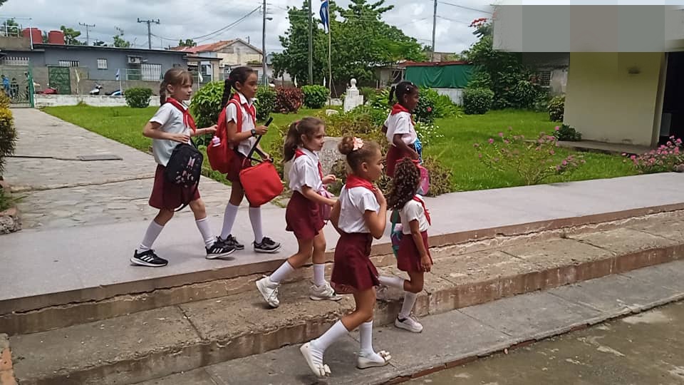 AcostaBouc14485's tweet photo. "Felices Vacaciones". El conocimiento los espera. En septiembre #RegresoAClases #DMECandelaria #ArtemisaJuntosSomosMás https://t.co/7mfIjljYfQ