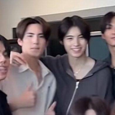ขนาดนางใส่เสริมส้นเป็นปึกก็ยังต้องให้พี่เขาย่อให้อยู่ดี หมั่นเขี้ยวว่ะ 🙂‍↕️
