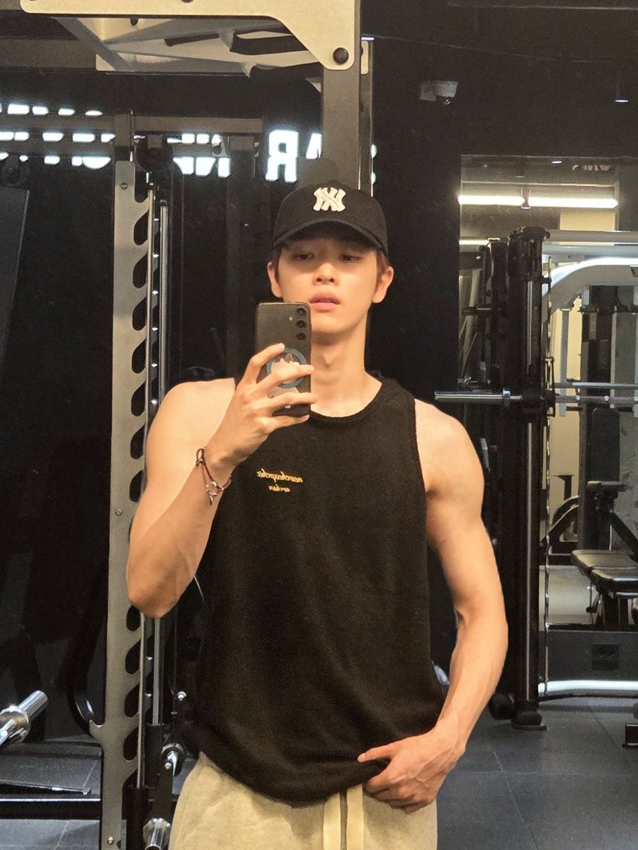 catsungchan's tweet image. his shoulders