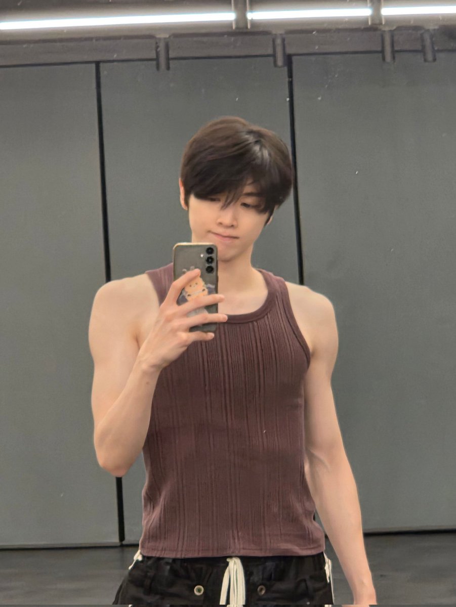 catsungchan's tweet image. his shoulders