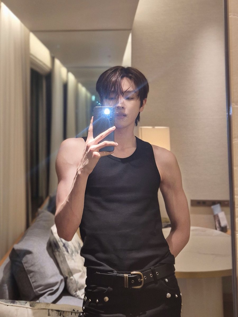 catsungchan's tweet image. his shoulders