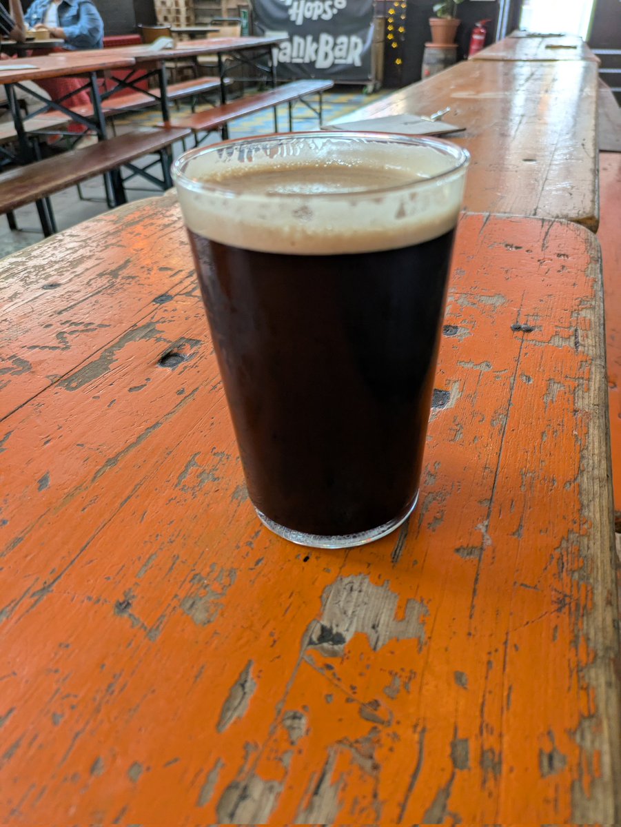 dogdazeatthedon's tweet image. En route to Lingfield racecourse but as the train stops at Stratford it would be remiss of me not to drop in on this old favourite #HowlingHops #darkmild