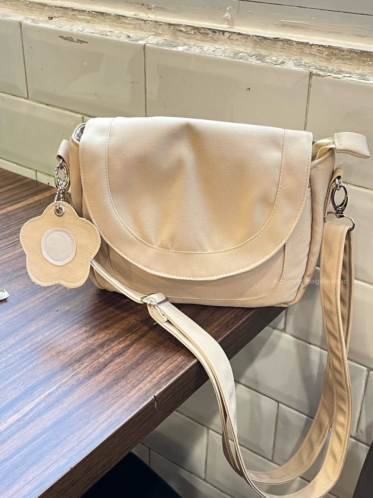 idmagdalenac's tweet photo. Nemuin tas lucu yg ukurannya kicikk tapi muat banyaaakk😻

Tasnya waterproof, penutupnya aman bgt karna pake magnet dan resleting🫶🏻 https://t.co/bK6fNgMxK9