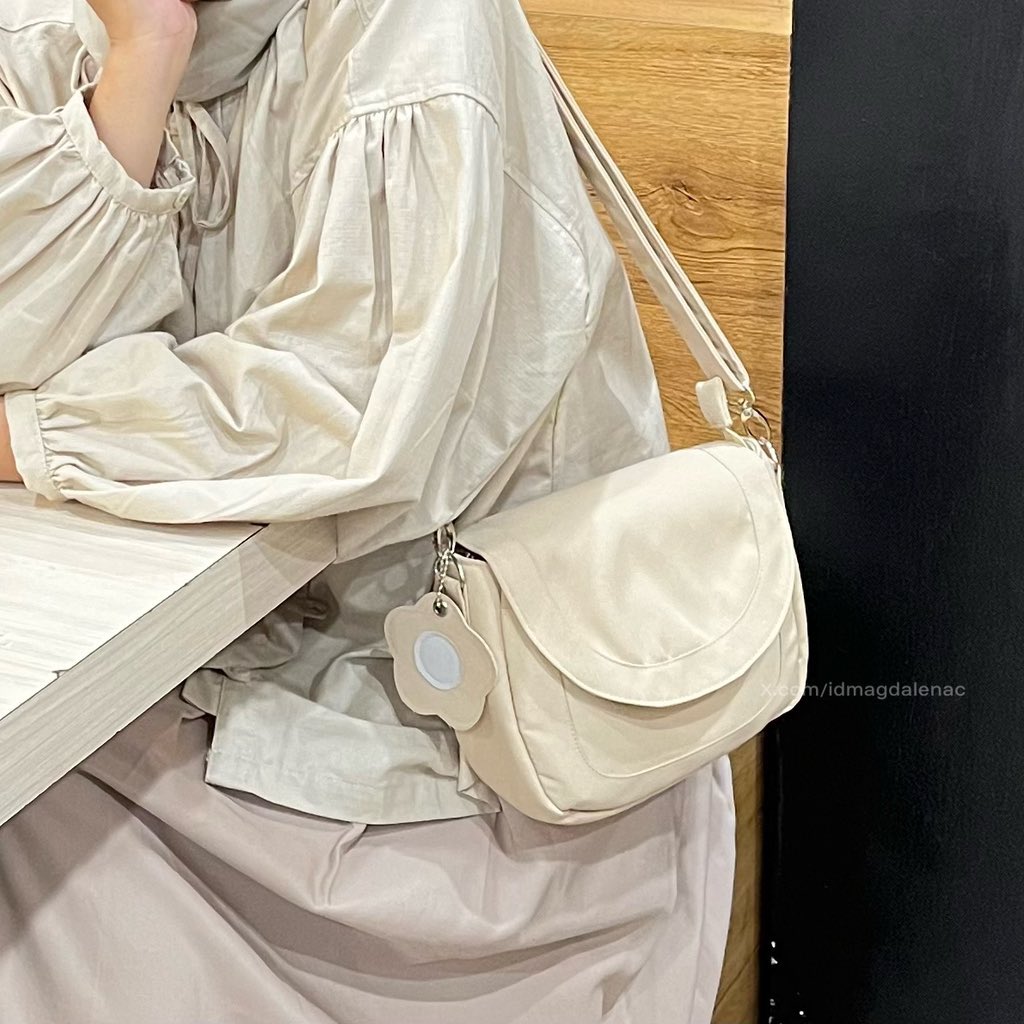 idmagdalenac's tweet photo. Nemuin tas lucu yg ukurannya kicikk tapi muat banyaaakk😻

Tasnya waterproof, penutupnya aman bgt karna pake magnet dan resleting🫶🏻 https://t.co/bK6fNgMxK9