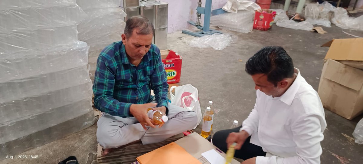 airnews_abad's tweet image. જાહેર આરોગ્યના હિતમાં બનાસકાંઠા ખોરાક અને ઔષધ નિયમન તંત્ર દ્વારા કાર્યવાહી કરાઈ

▶️ડીસાની પેઢીમાંથી શંકાસ્પદ ૨૭૦ કિલોગ્રામ ઘી અંદાજિત કિંમત ૧,૬૭,૪૦૦  રૂપિયાનો જથ્થો જપ્ત કરાયો

#BanaskanthaRaid #FakeGhee #FoodSafety 
#AIRPics સવજી ચૌધરી