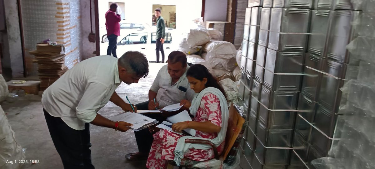 airnews_abad's tweet image. જાહેર આરોગ્યના હિતમાં બનાસકાંઠા ખોરાક અને ઔષધ નિયમન તંત્ર દ્વારા કાર્યવાહી કરાઈ

▶️ડીસાની પેઢીમાંથી શંકાસ્પદ ૨૭૦ કિલોગ્રામ ઘી અંદાજિત કિંમત ૧,૬૭,૪૦૦  રૂપિયાનો જથ્થો જપ્ત કરાયો

#BanaskanthaRaid #FakeGhee #FoodSafety 
#AIRPics સવજી ચૌધરી