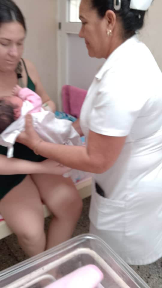 DSenfermeria's tweet photo. Ciego de Avila enfrascado en lograr la apertura de nuestro Banco de Leche Humana. No obstante se realizan actividades de promoción y apoyo a la Lactancia Materna en las salas d nuestro Hospital General Antonio Luaces Iraola.
#BancodeLecheHumana
#Lactancia https://t.co/rPT0iKP1RH