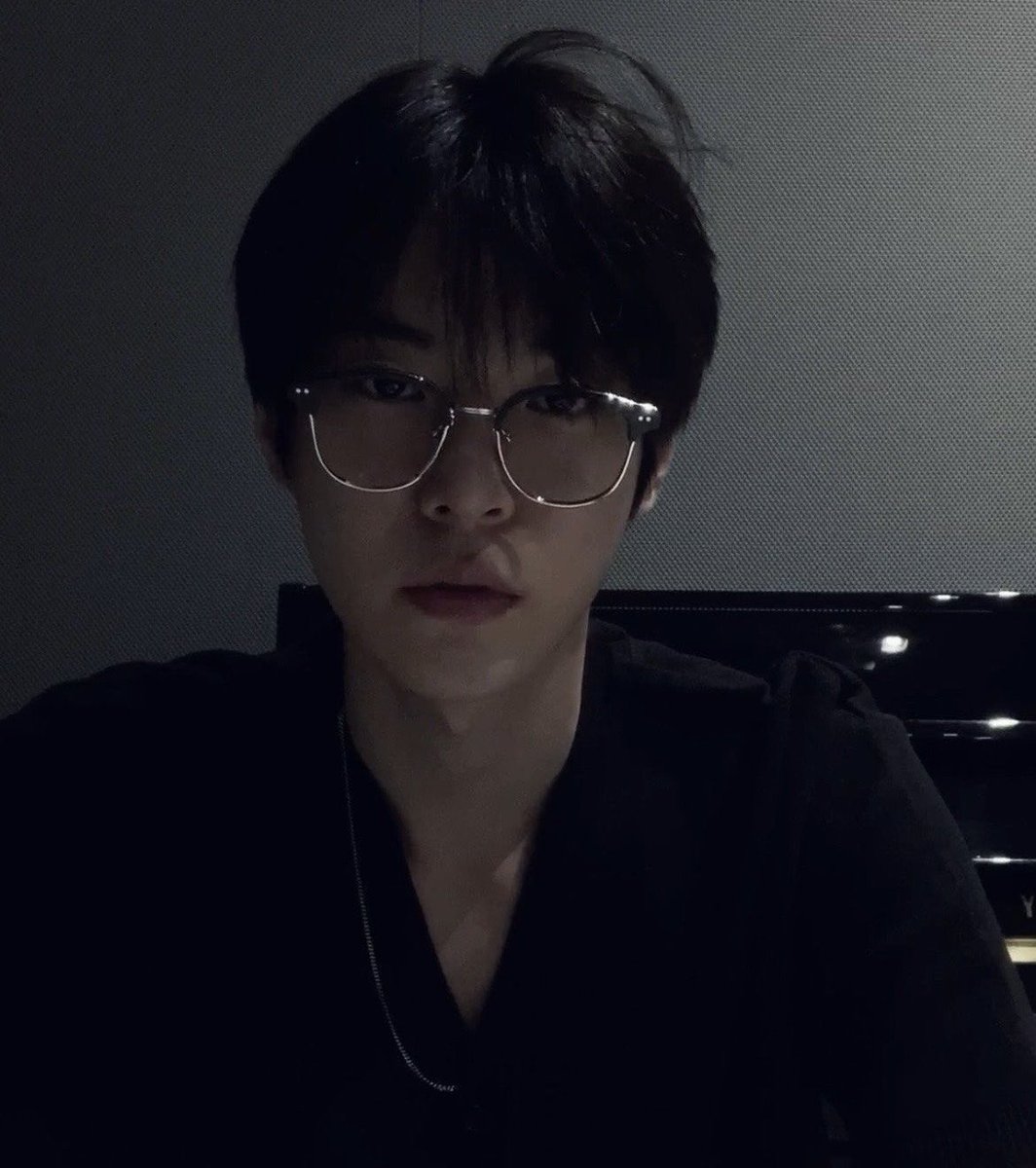 iskharaa's tweet image. Chaos

— Kim Doyoung few tweets au. 

#dharvana