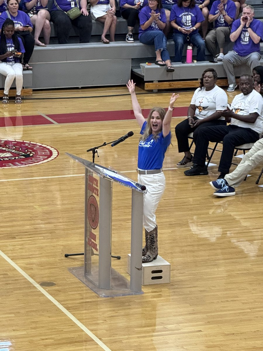 ChristmasRowe's tweet photo. The energy was high at the Back to School Rally! We have our boots on the ground, ready for an amazing year! @RockHillSchools @smfalcons @JPersinski https://t.co/QQjzkcDAiP