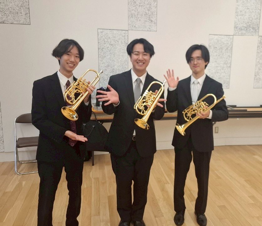 kyogeitp2022's tweet image. 終演報告💐

本日、『京都ロータリークラブ創立100周年記念 チャリティーコンサート』が終演いたしました✨
世界でご活躍されている佐渡裕さん指揮のもと、練習から本番まで大変貴重な経験をさせていただきました🎺

素晴らしい経験を元にまたこれからも頑張っていきたいと思います！