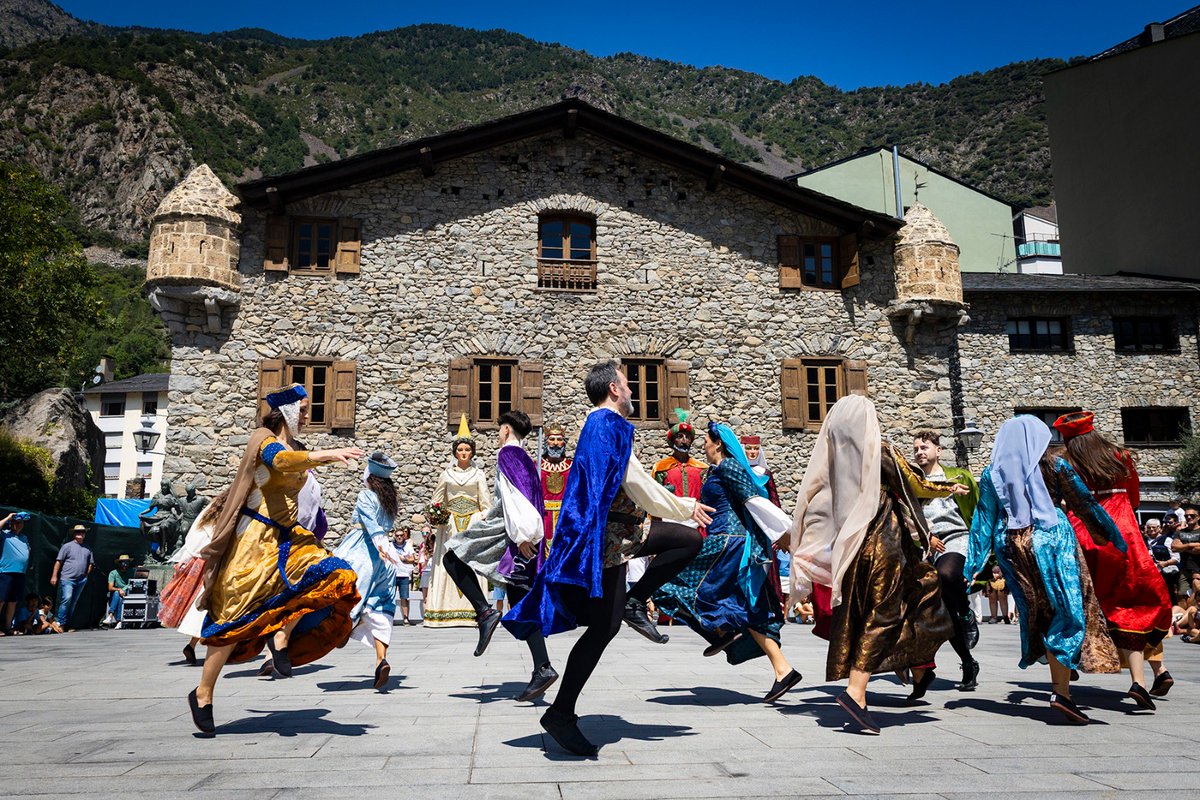 👑 Els Gegants prenen el protagonisme en un matí vibrant!

🎉 El ball de Gegants i l'esbart han omplert de màgia i tradició la plaça del Consell Generam, captant l’atenció de petits i grans!

(1/2)