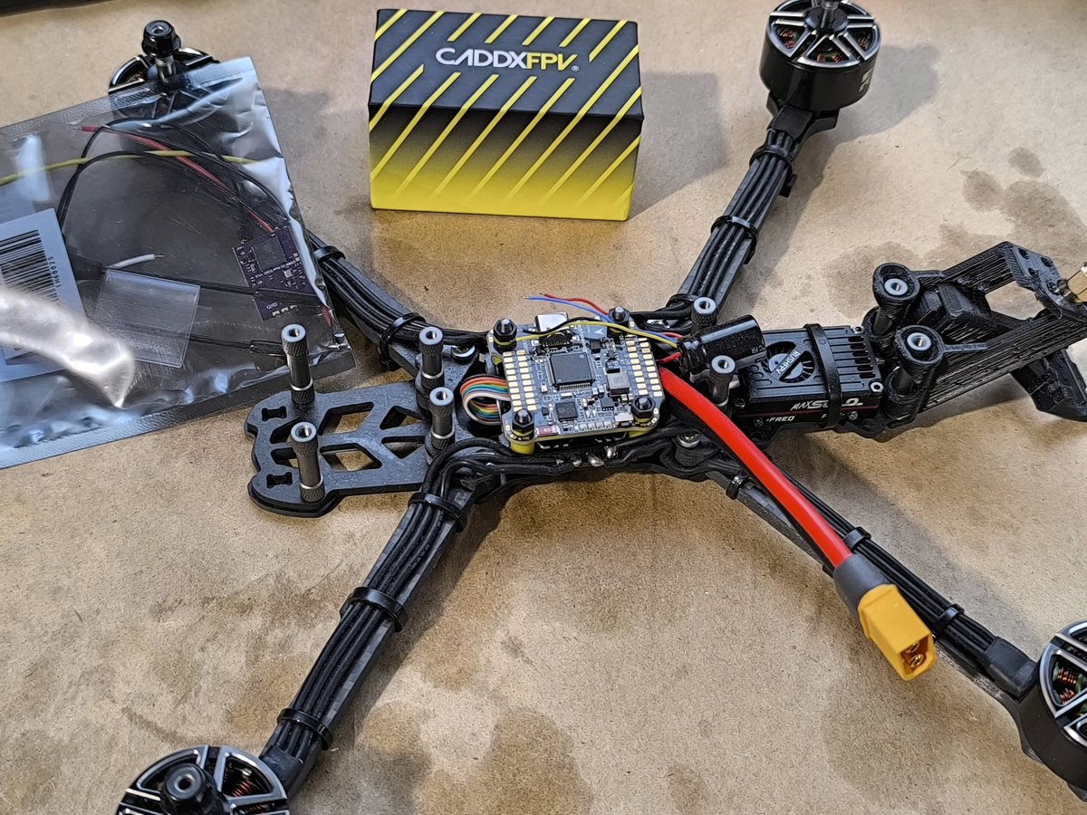 Поки я зараз припаяю камеру і ELRS до дрончика - накидайте грошиків на запчастинки для наступних дронів. 
Зробіть свій внесок в знищення ворога. 
Більше дронів - більше дохлої русні!  

Тицьніть в банку:
🫙send.monobank.ua/jar/AVBr8Mh6DG

💳 4441 1111 2221 2743