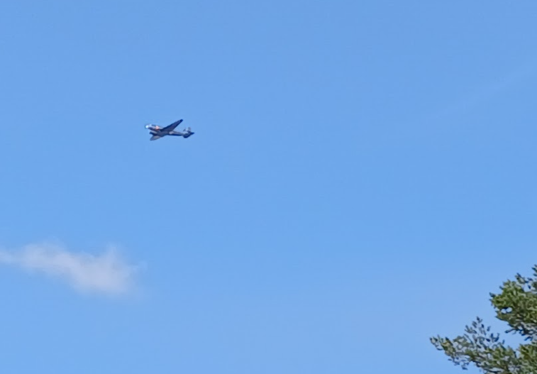 Tänään vähän mielenkiintoisempaa kalustoa kotipihalta nähtävissä. DC-3 OH-LCH.