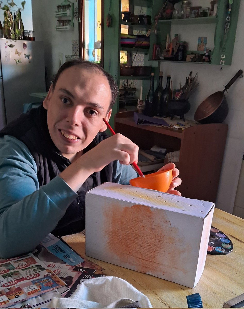 Este es mi hijo. En casa repite lo aprendido en el Centro de día, cuyo cierre  depende de que NO se vete la ley de emergencia de la discapacidad. Si eso no te importa, sos un poco menos humano.
#NoAlVeto
#DiscapacidadEnEmergencia