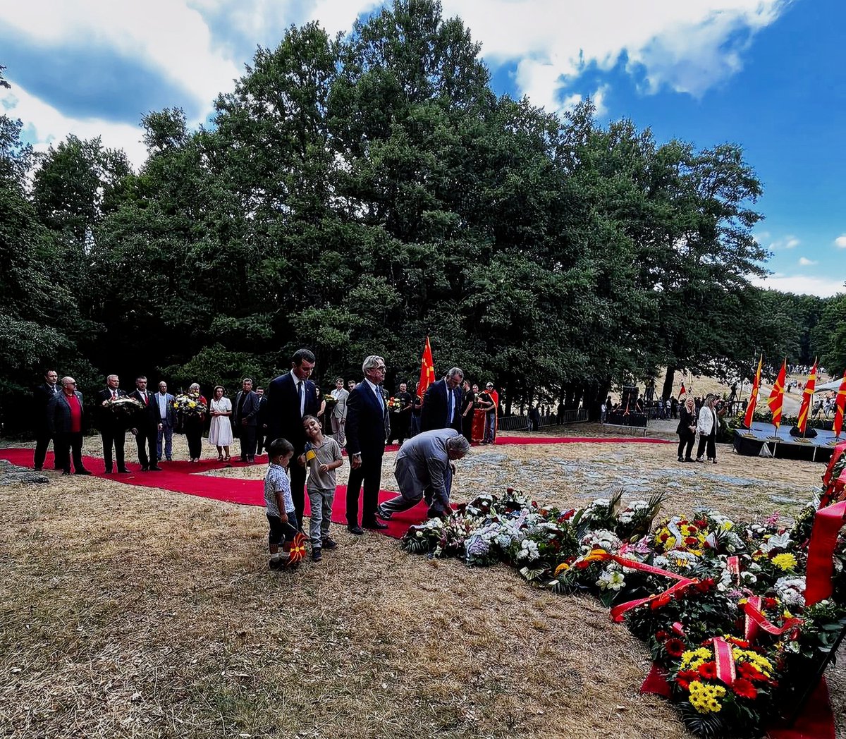 FranceMacedoine's tweet photo. À l’occasion des 122 ans de l’Insurrection d’Ilinden et 81 ans de l’ASNOM, l’ambassadeur a pris part à la cérémonie commémorative à Krushevo, sous l’égide de la Présidente Gordana Siljanovska Davkova. 🇲🇰🌺 #Ilinden #ASNOM #Krushevo https://t.co/wVsbu9ngXz