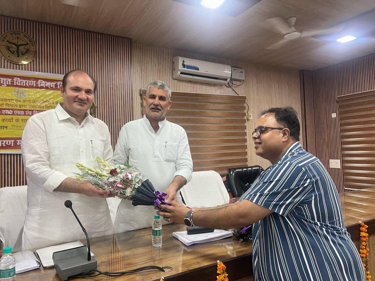 AshrafAliKhan__'s tweet image. #विकास_भवन  #शामली 
जनपद शामली के विद्युत विभाग के अधिकारियों के साथ महत्वपूर्ण बैठक में #थानाभवन_विधानसभा क्षेत्र की बिजली से सम्बंधित समस्याओं को लेकर बिंदुवार समीक्षा करते हुए छुटे हुए गांव के मजरों में बिजली सप्लाई की व्यवस्था स्थापित करना, ओवरलोड ट्रांसफार्मर की क्षमता…