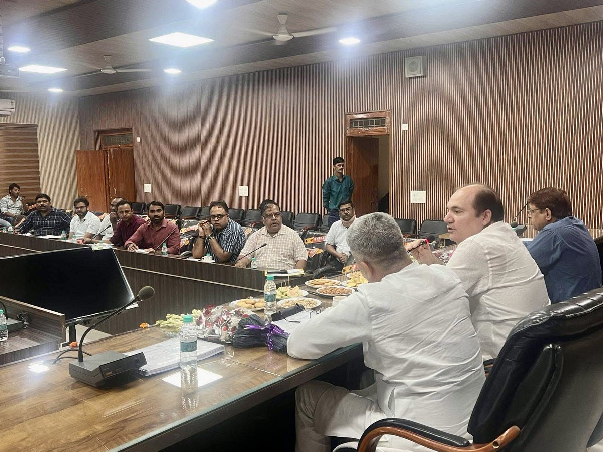 AshrafAliKhan__'s tweet image. #विकास_भवन  #शामली 
जनपद शामली के विद्युत विभाग के अधिकारियों के साथ महत्वपूर्ण बैठक में #थानाभवन_विधानसभा क्षेत्र की बिजली से सम्बंधित समस्याओं को लेकर बिंदुवार समीक्षा करते हुए छुटे हुए गांव के मजरों में बिजली सप्लाई की व्यवस्था स्थापित करना, ओवरलोड ट्रांसफार्मर की क्षमता…