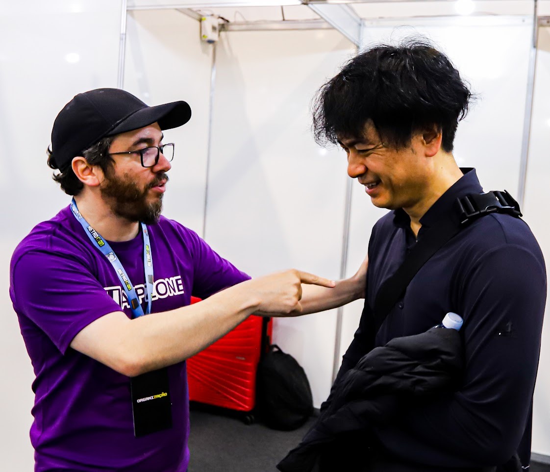 WarpZoneMe's tweet image. Mestre @yuzokoshiro após o show na RETROCON 2025 dizendo "Quero voltar ano que vem!". Confira a matéria completa aqui: warpzone.me/yuzo-koshiro-n…

#Retro #Retrogame #WarpZone #Videogame #Sega #MegaDrive #YuzoKoshiro